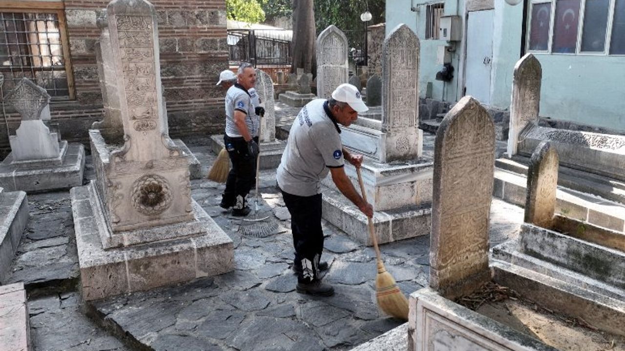 Bursa'da hazireler rutin temizlikte