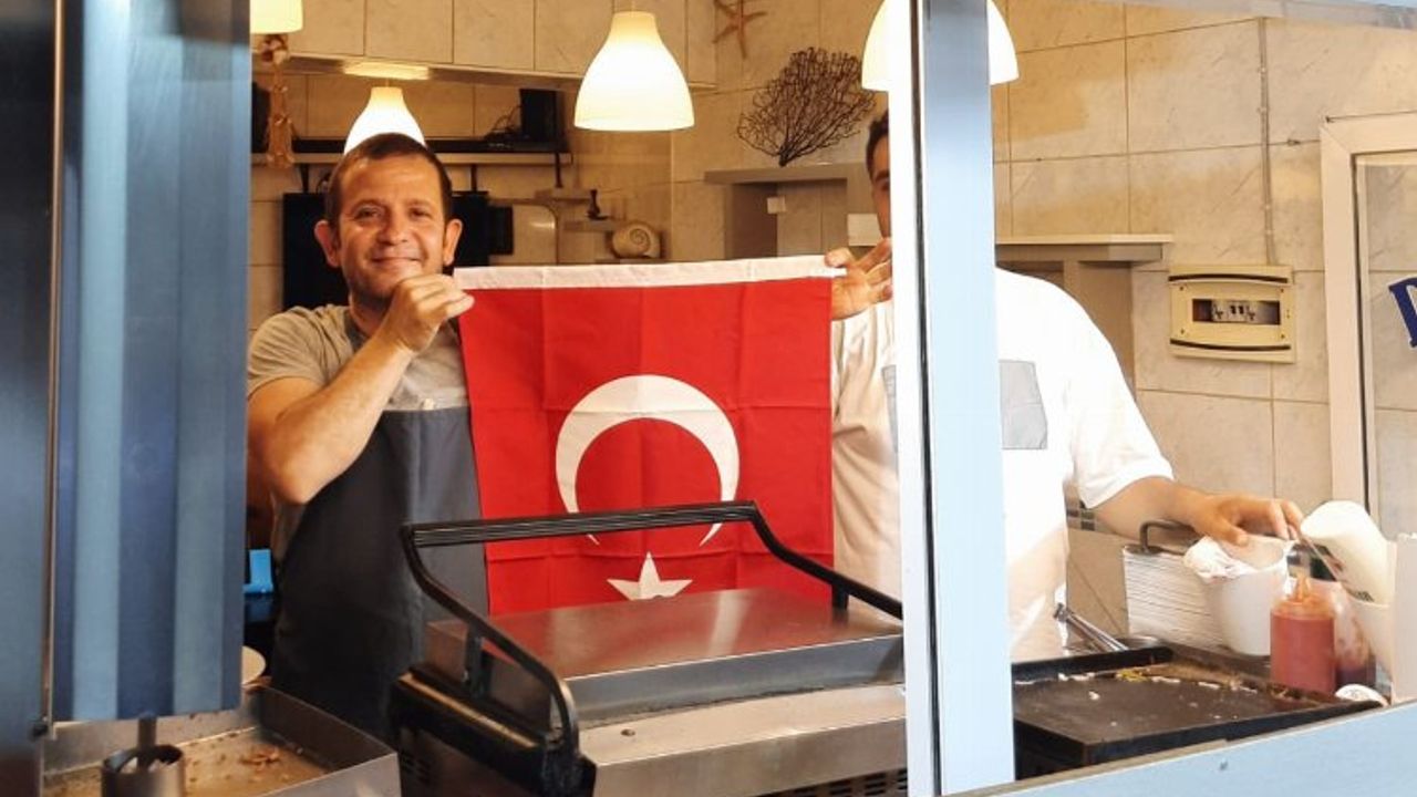 Manisa Zabıtası'ndan vatandaşlara Türk bayrağı