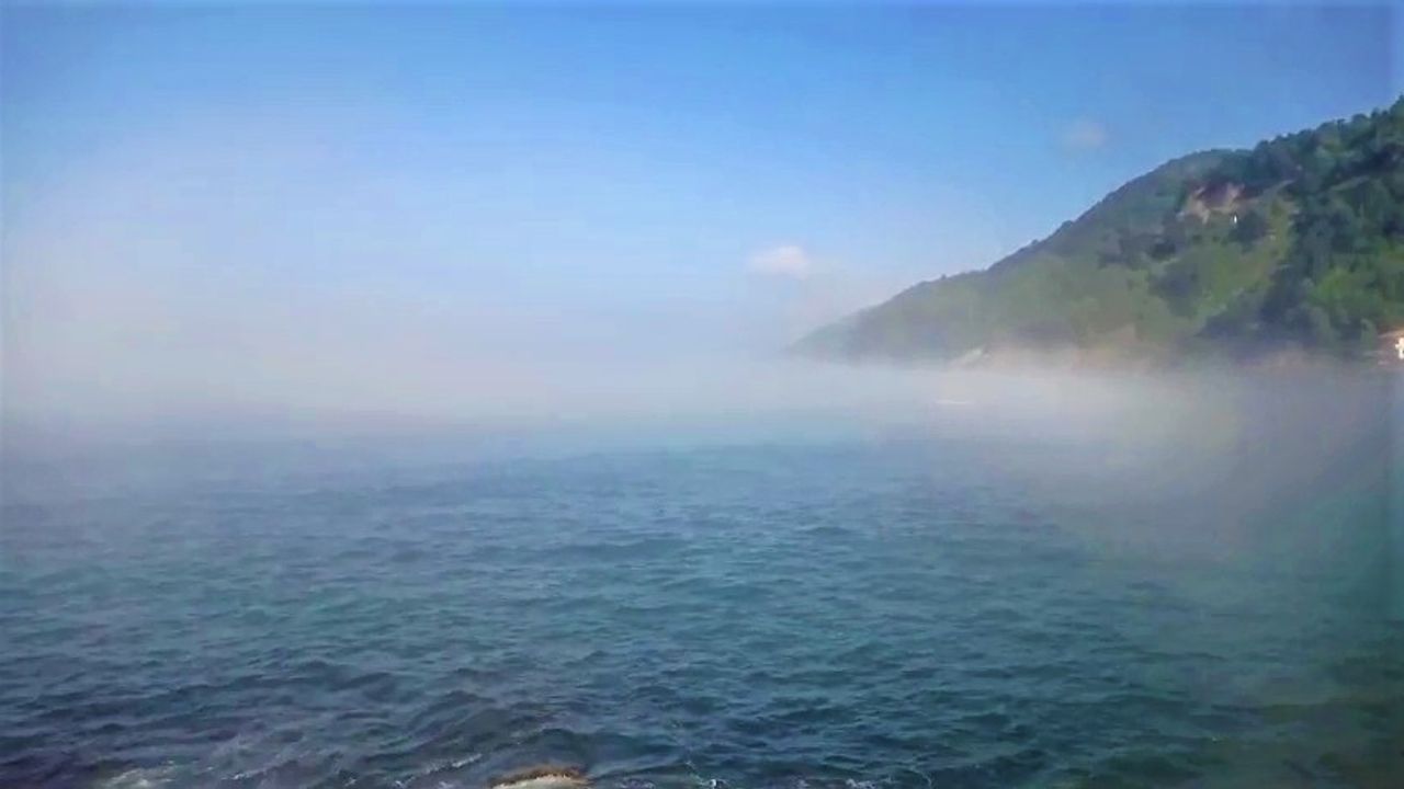Sıcaklıkların düşmesiyle birlikte denizin üzerinde sis bulutu oluştu