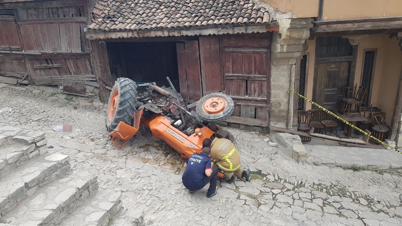 Devrilen traktörün altında kalan sürücü ağır yaralandı