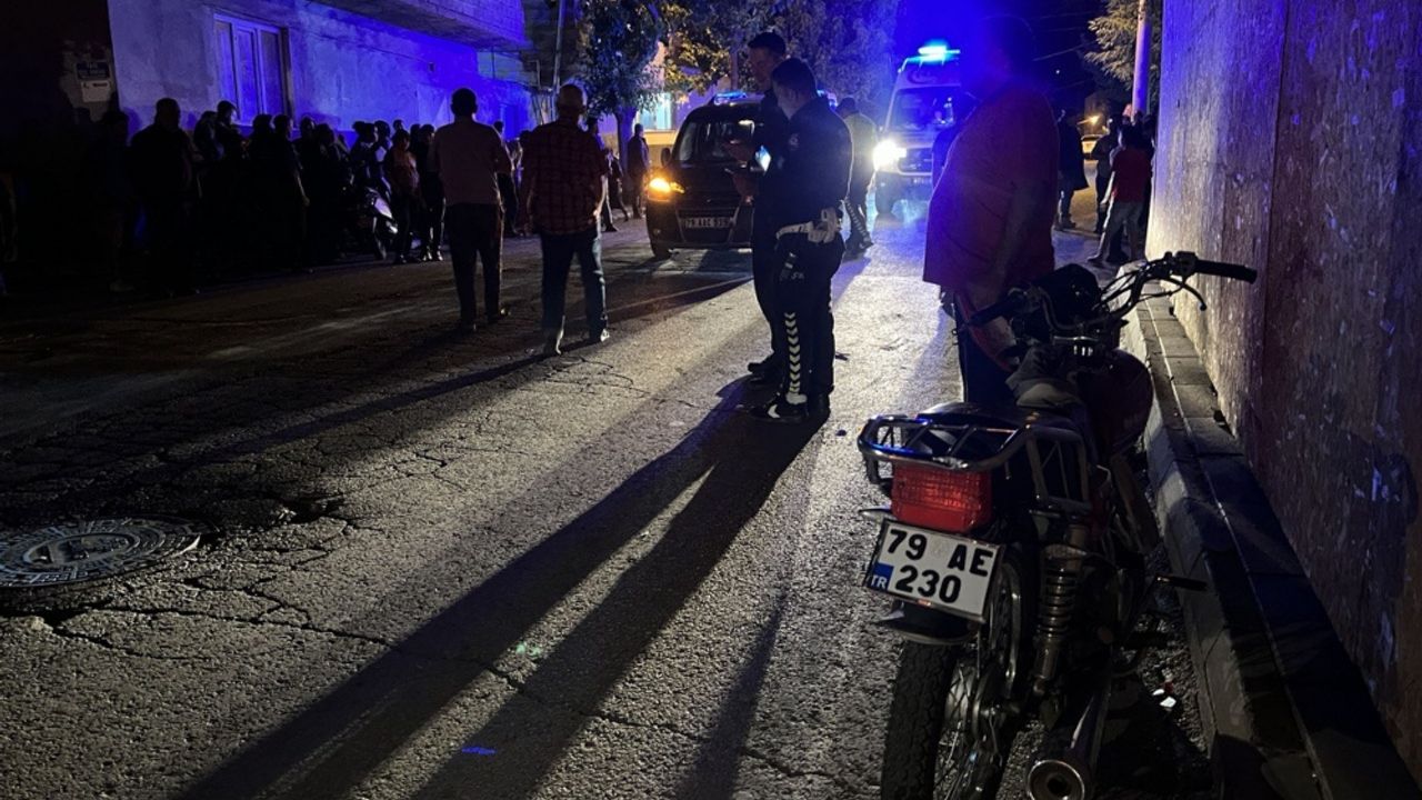 Kilis'te hafif ticari araçla motosikletin çarpıştığı kazada 2 kişi yaralandı