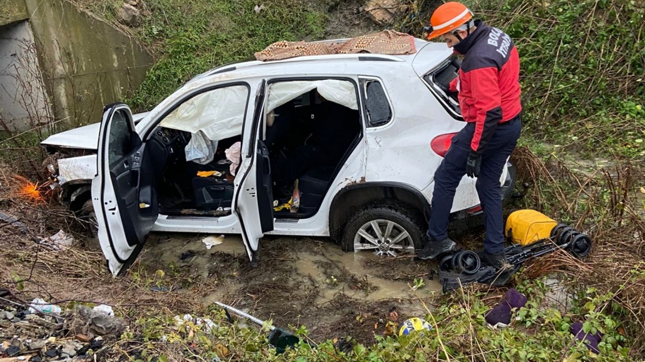 Dere yatağına düşen otomobilin sürücüsü yaralandı