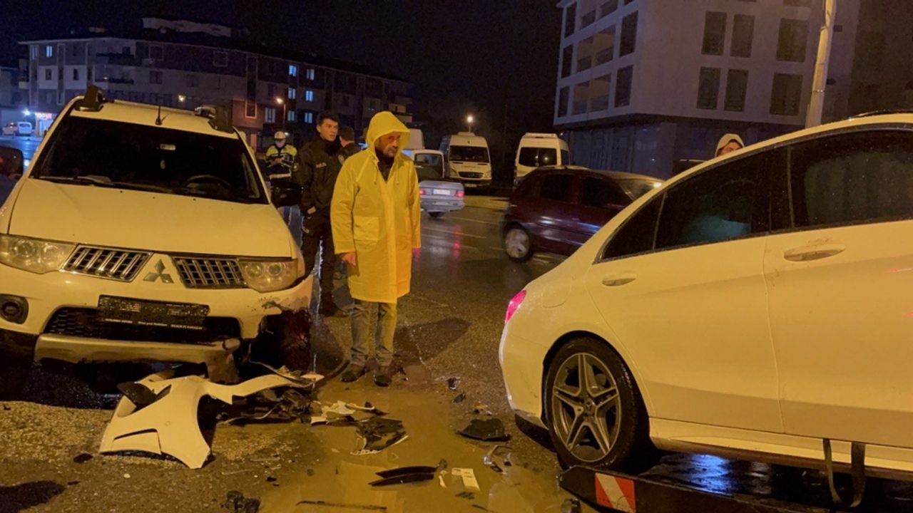 Pikap ile otomobilin çarpıştığı kazada 5 kişi yaralandı