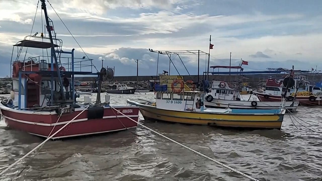Kastamonu'da tekneler fırtınadan korunmak için limana sığındı!