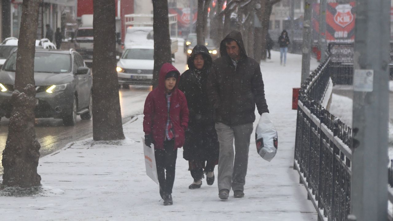 Kar yağışı Kastamonu’yu beyaza bürüdü: Vatandaşlar yeni güne karla uyandı