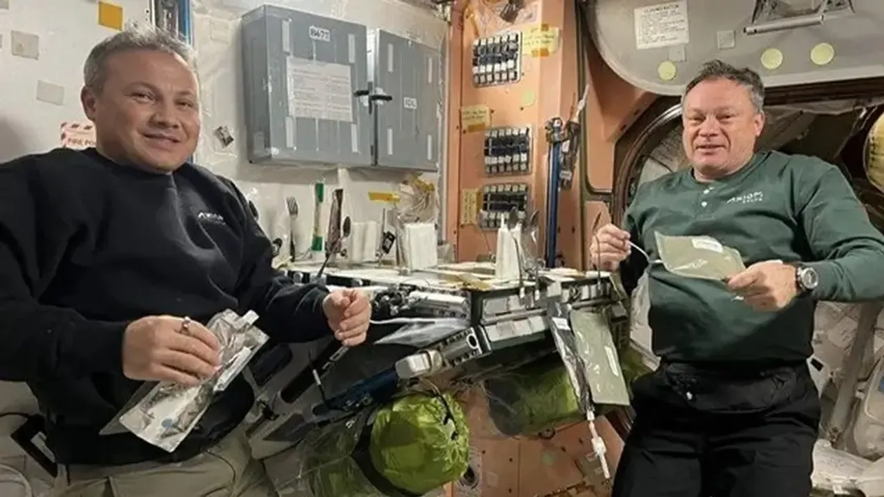 Türk astronot Gezeravcı’nın uzayda yemek paylaşımı