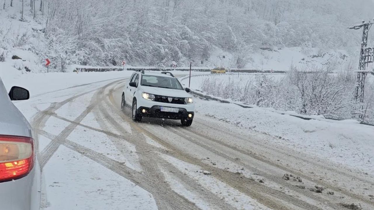 Kastamonu'nun yüksek kesimlerinde yoğun kar yağışı etkili oluyor