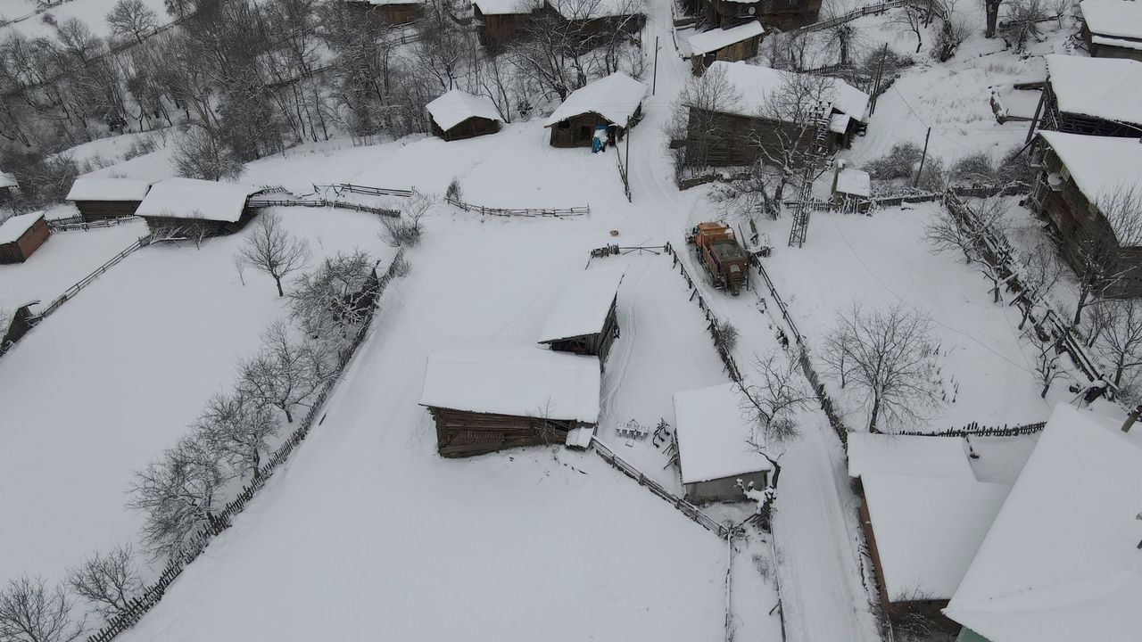 Kastamonu'da ekiplerin zorlu kar mücadelesi: Ekipler yolları açıyor! (Videolu Haber)