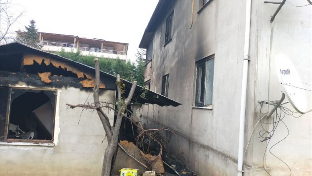 Düzce'de evde çıkan yangında dumandan etkilenen kişi öldü