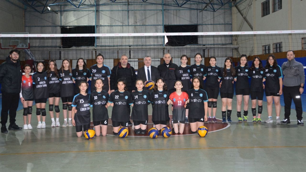Havza Belediye Başkanı Özdemir'den kız voleybol takımına ziyaret