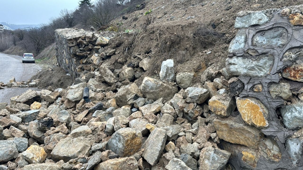 Karabük'te istinat duvarı yıkıldı