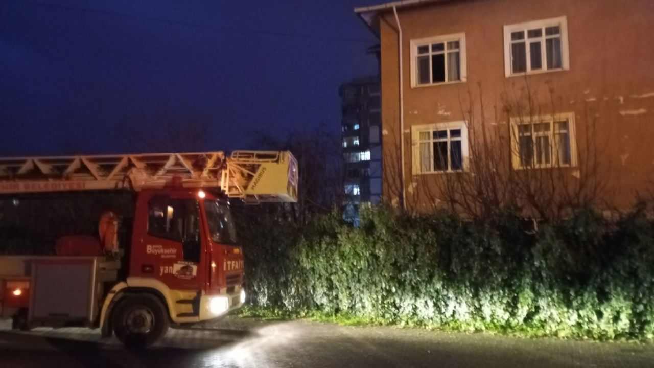 Samsun’da bir evde çıkan yangında 3 kişi dumandan etkilendi