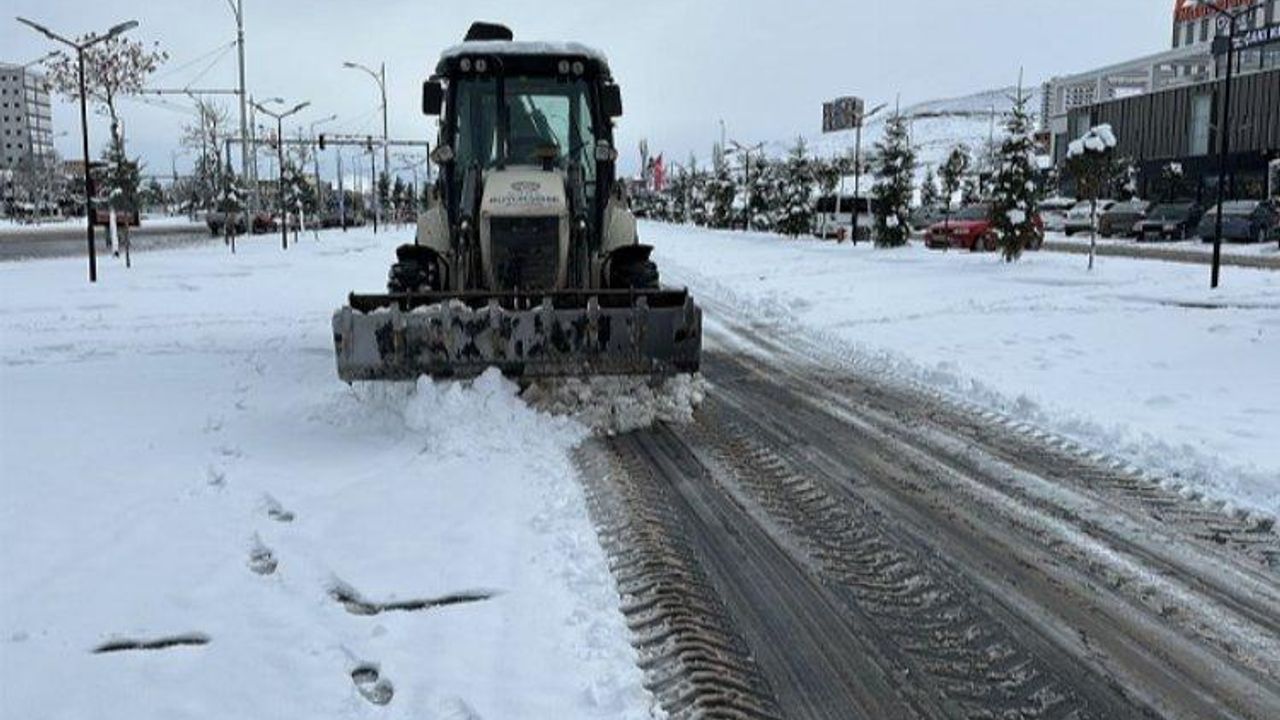 Malatya'da karla mücadele devam ediyor