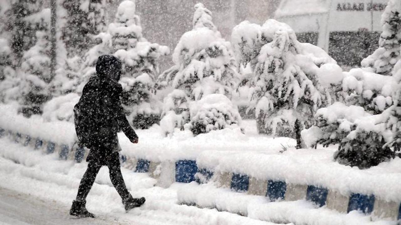 Kastamonu'ya kar yağdı: Don uyarısı peşinden geldi