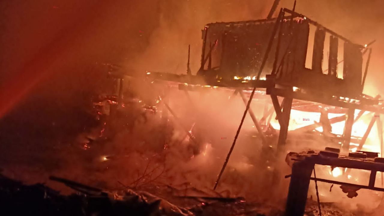 Kastamonu'da feci yangın: 2 katlı ahşap ev küle döndü!