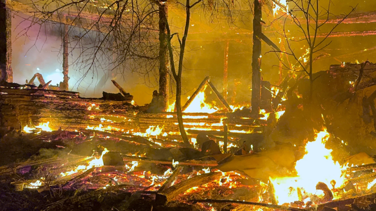 Kastamonu'da çıkan yangında ev, ahır ve traktör kül oldu! (Videolu Haber)