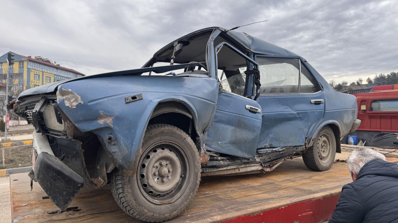 Kastamonu'da otomobil ile işçi servisi çarpıştı: 6 yaralı!