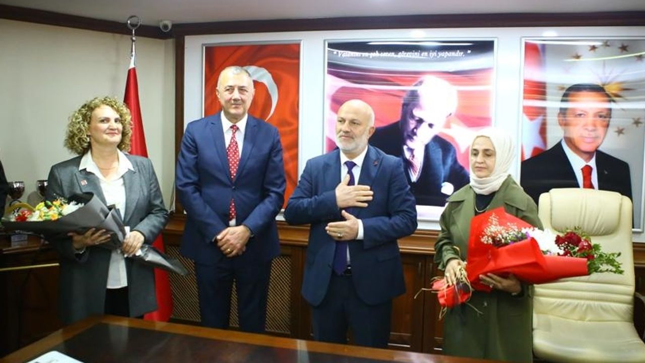 Ardeşen'in CHP'li Belediye Başkanı Atagün görevi devraldığı AK Parti'li Kahya ile vatandaşları selamdı