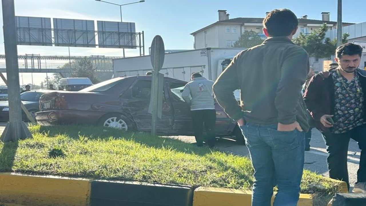 Hastane Girişi Önünde Feci Kaza: 2 Yaralı