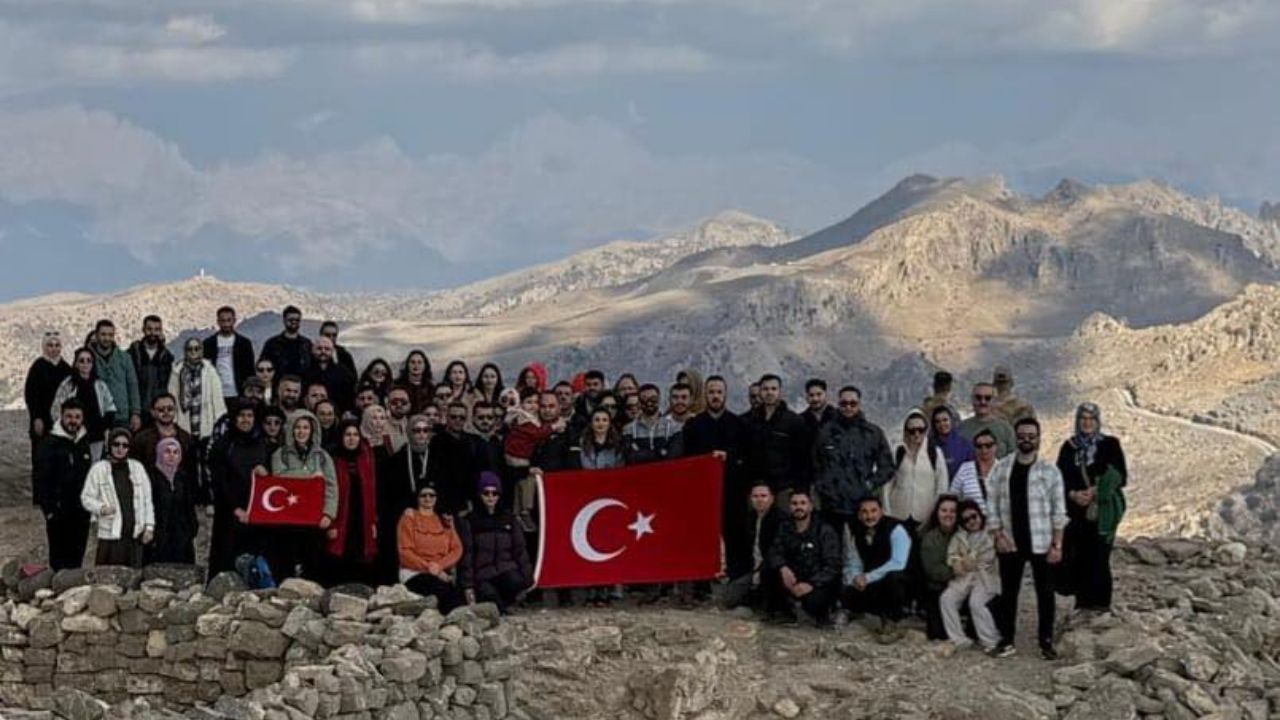 Cudi Dağı’nda Cumhuriyet Bayramı Yürüyüşü: Eski Taşköprü Kaymakamı Öncülük Etti
