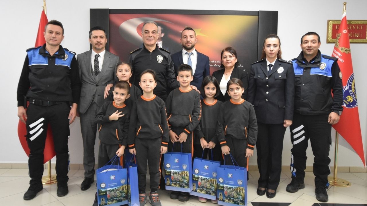 Cumhuriyet’in 102. Yılında Kastamonulu Öğrencilere Emniyet Müdüründen Ödül