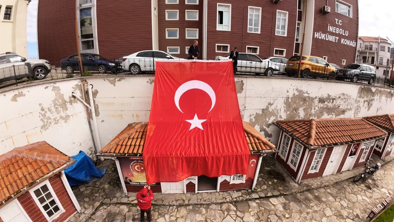 İnebolu Gaziler Derneği’ne 6 Metrelik Türk Bayrağı Asıldı