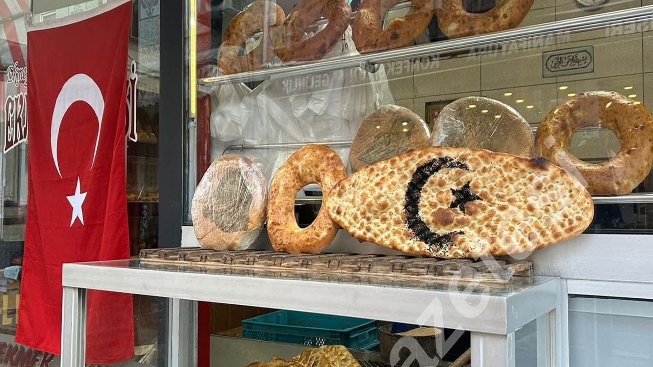 Kastamonu’da fırıncı Türk Bayrağı logolu ekmek üretti