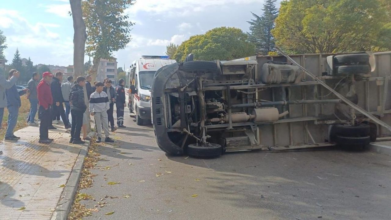 Kamyonet ile Otomobil Çarpıştı: 1’i Çocuk 5 Kişi Yaralandı