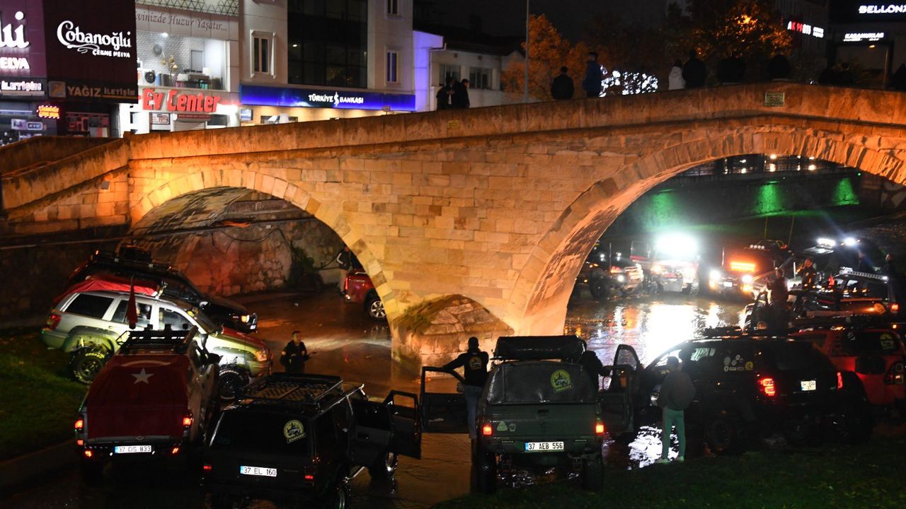 Kastamonu'da Cumhuriyet coşkusu: Fener Alayı büyük ilgi gördü