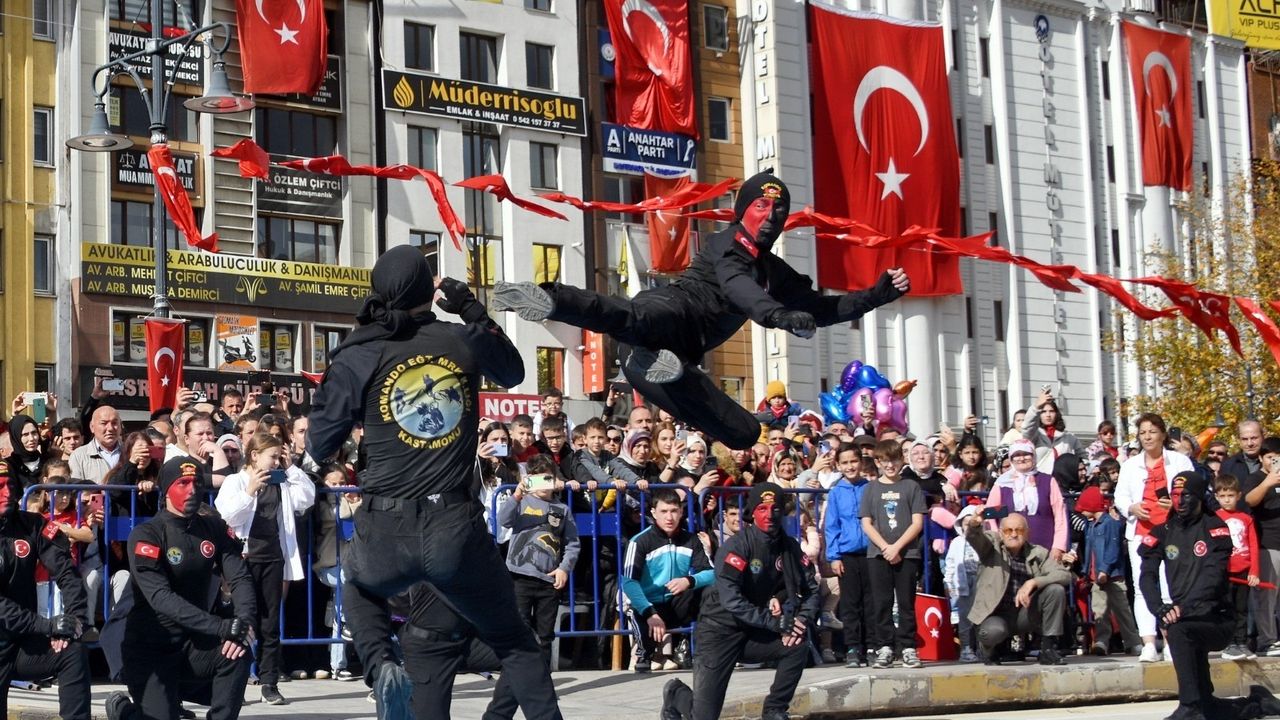 Kastamonu'da komandoların dövüş sanatları gösterisi nefes kesti!