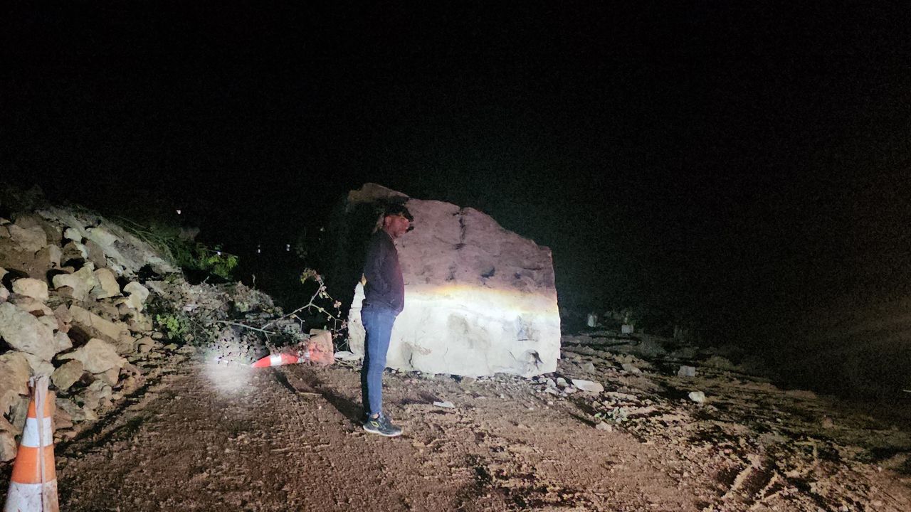 Kastamonu'nun ilçesinde düşen dev kaya yolu kapattı