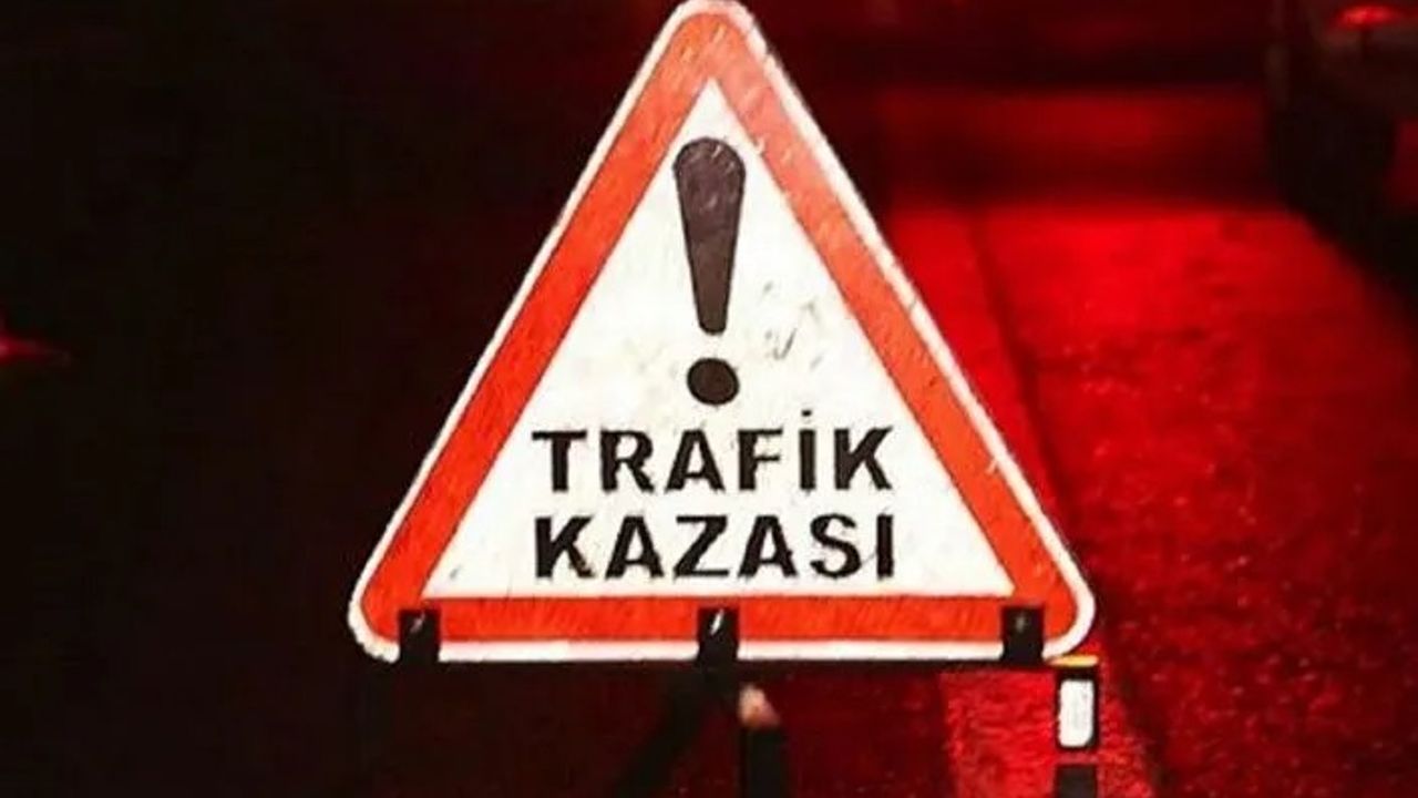 Motosiklet ile otomobil çarpıştı: Feci kazada 1'i ağır 2 kişi yaralandı
