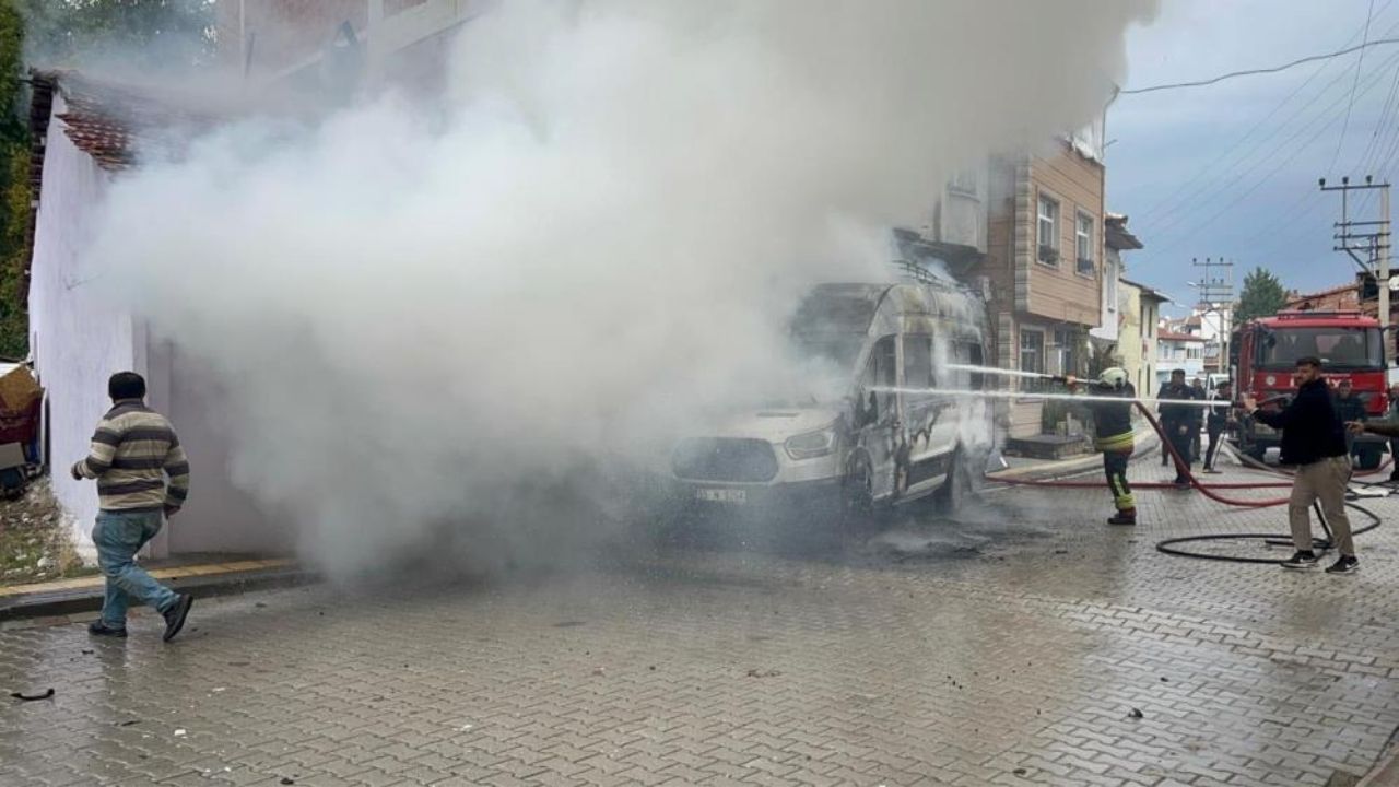 Park Halindeki Minibüs Alev Topuna Döndü