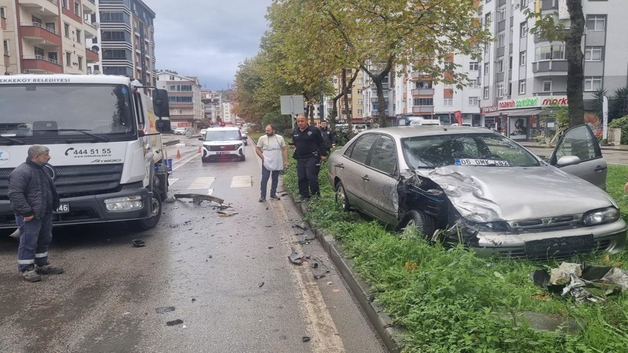 Otomobil Çöp Kamyonuna Çarptı: 1 Kişi Yaralandı