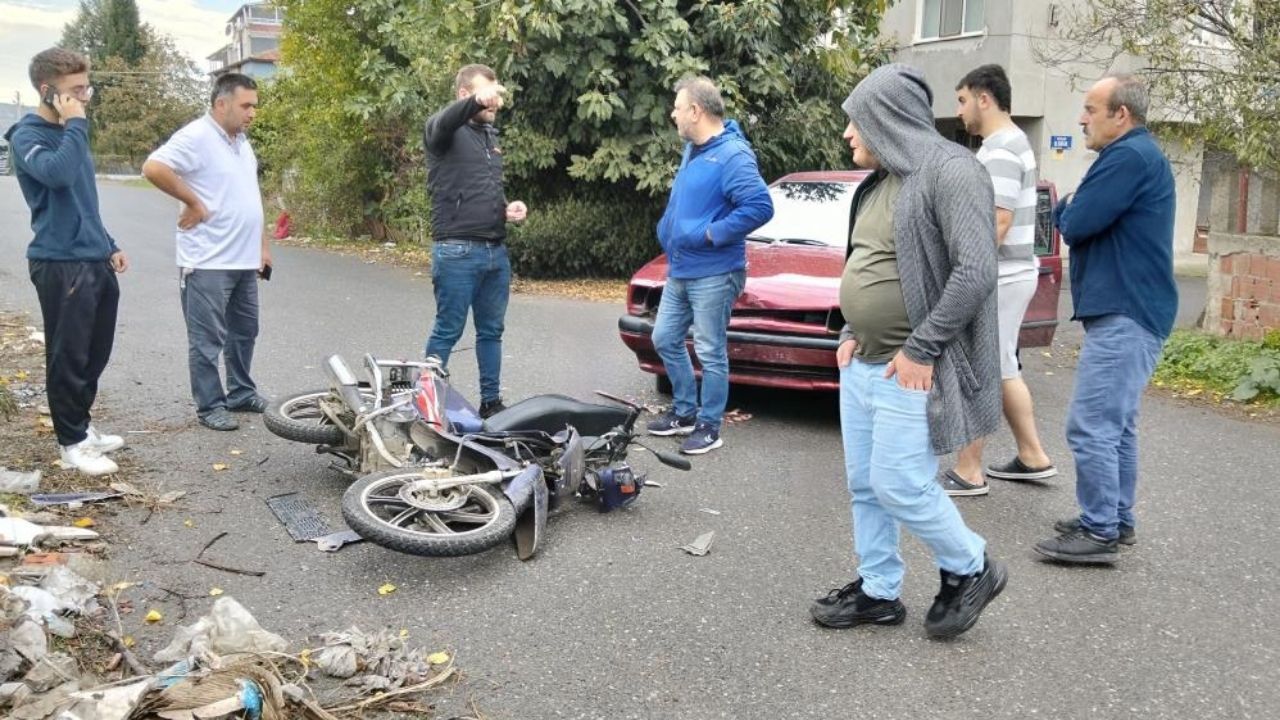 Feci Kaza: Otomobil ve Motosiklet Kafa Kafaya Çarpıştı!