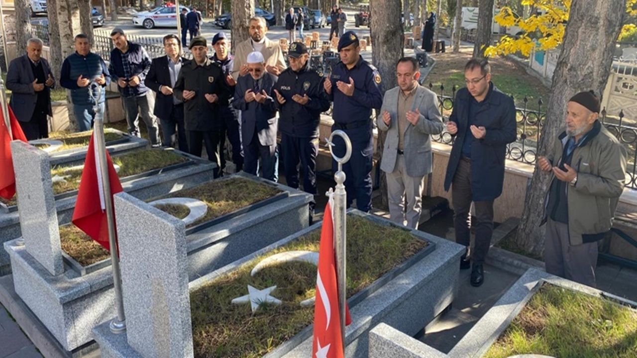 Tosya'da Şehit İsmail Dalıkırık Kabri Başında Dualarla Anıldı