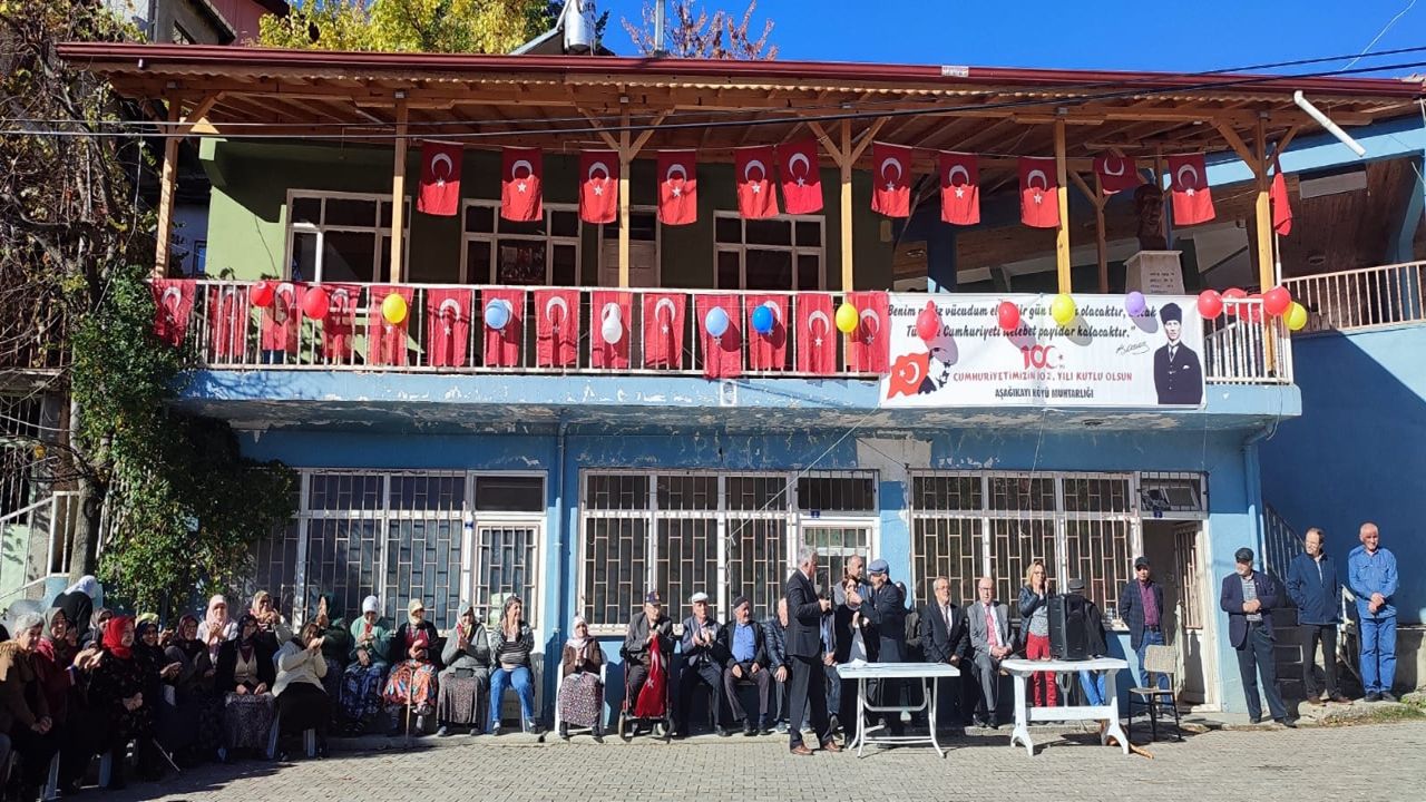 Aşağı Kayı Köyü’nde Cumhuriyet Coşkusu: Köy Meydanında Geleneksel Kutlama