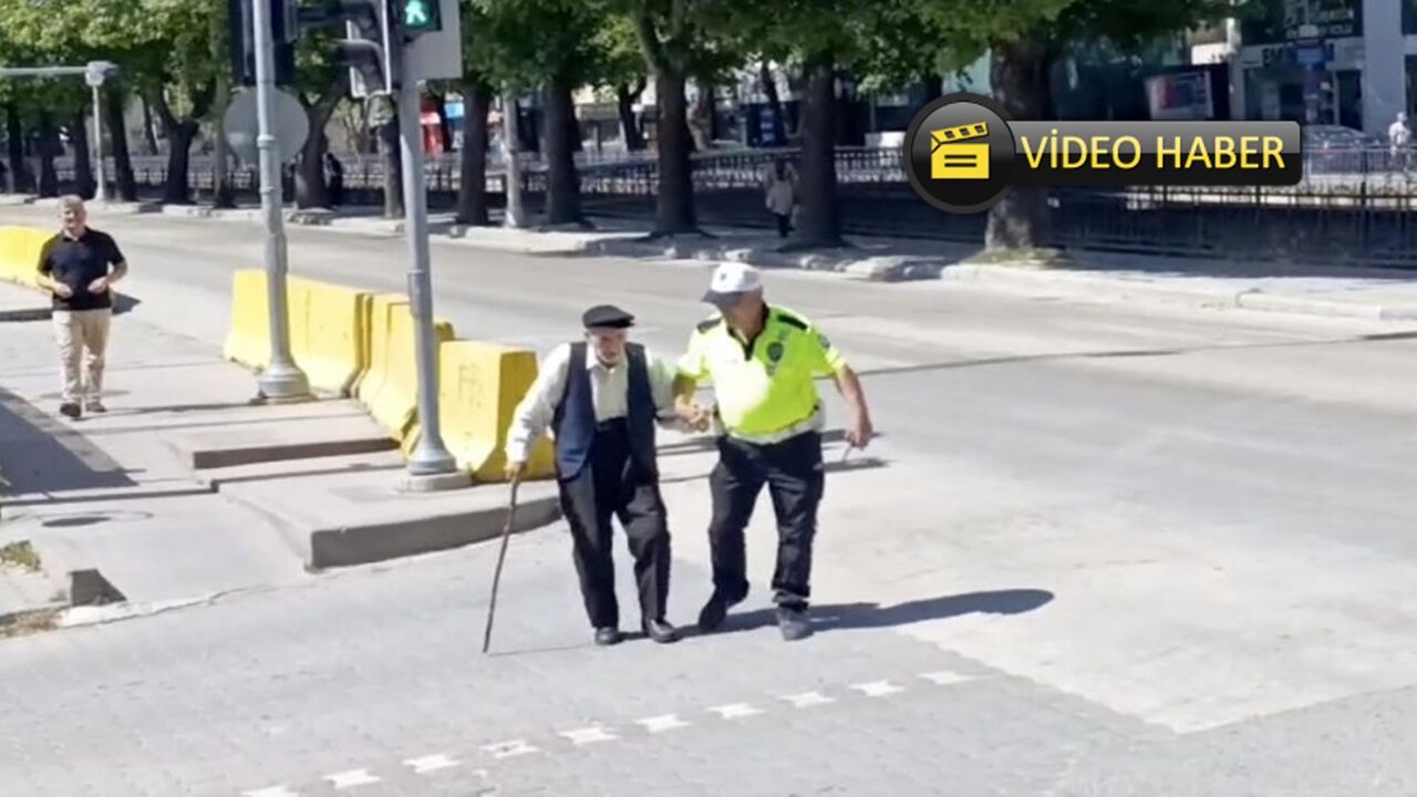 Kastamonu'da trafik polisinden yürek ısıtan görüntü