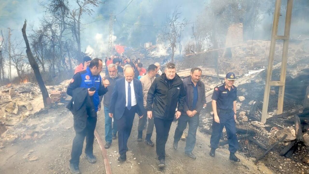 Saman deposu yangını 16 saatte kontrol altına alındı