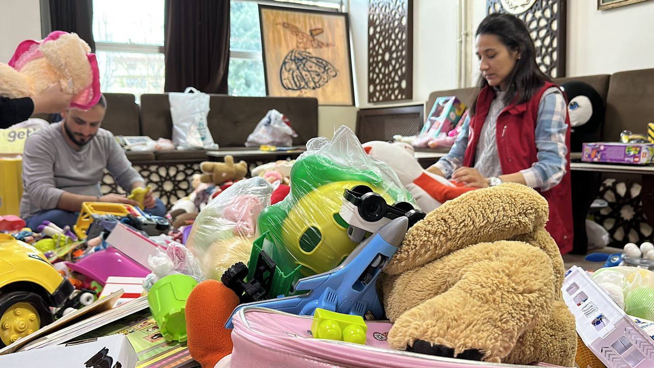 Öğrenciler oyuncaklarını depremzedeler için bağışladı