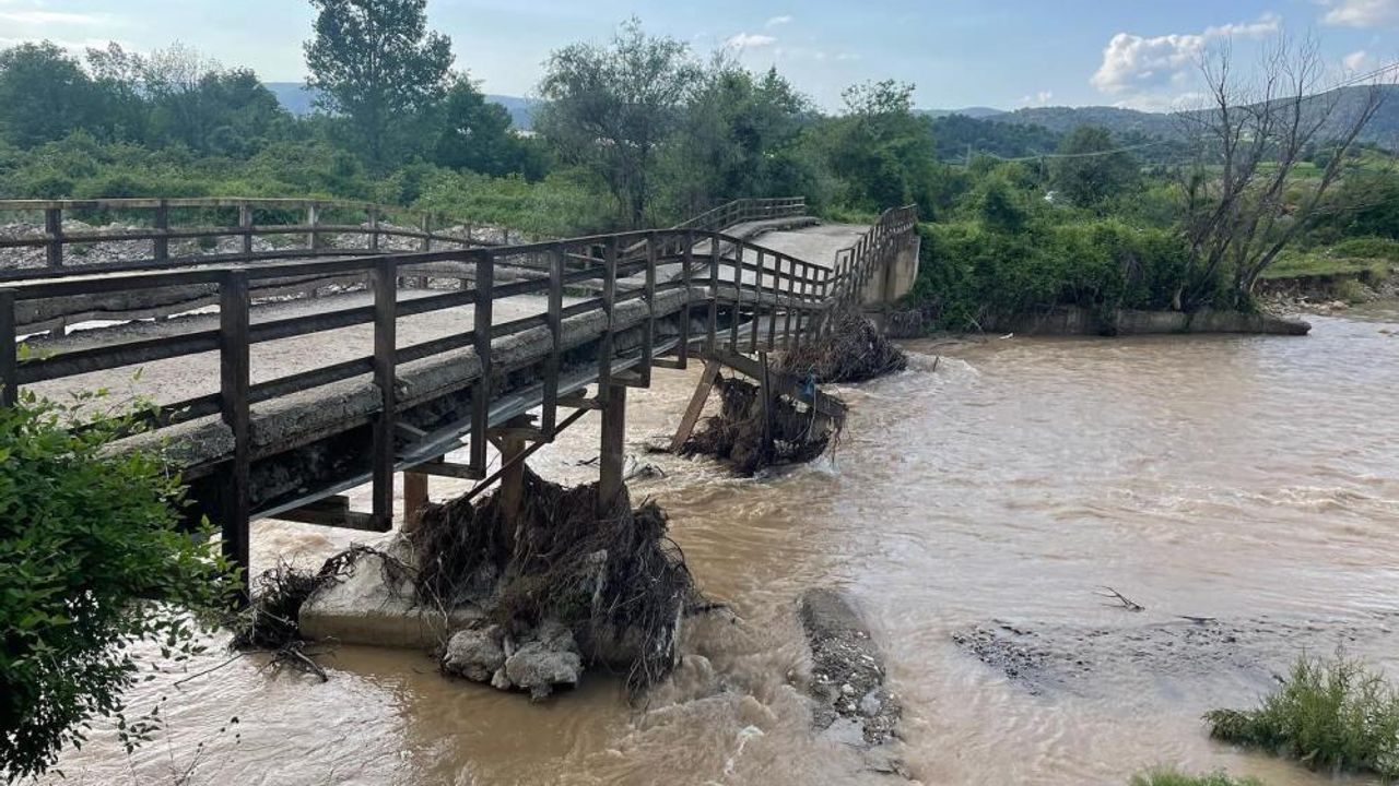 Sel suları köprüyü kullanılmaz hale getirdi