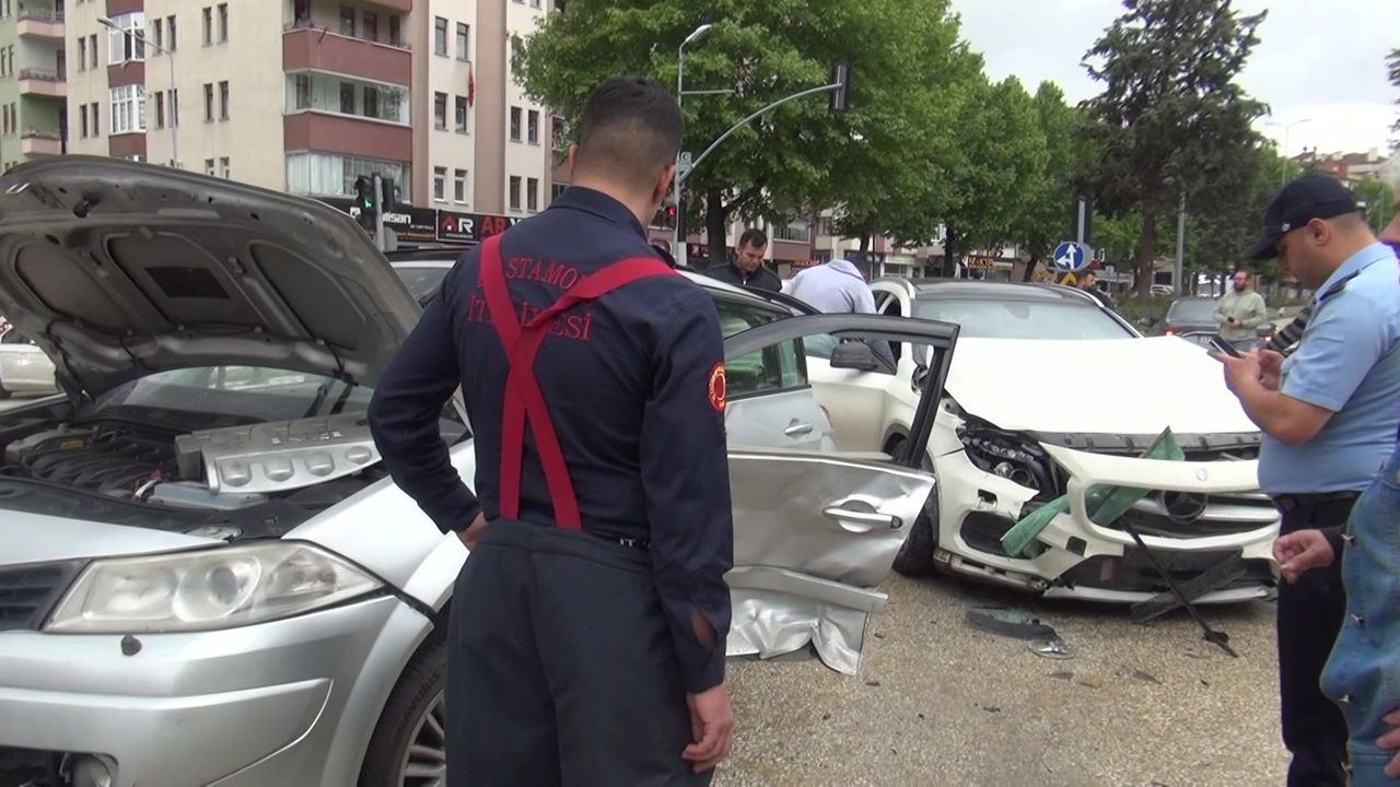 Kastamonu’da iki otomobil çarpıştı.. Yaralılar var!
