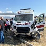 Ambulans ile cip çarpıştı: 5 yaralı