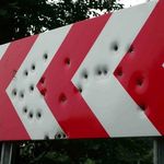 Sisli ve virajlı yollarda büyük tehlike! Kurşunlanan levhalar sürücüleri endişelendiriyor
