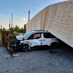 Kontrolden çıkan tır hafif ticari aracın üzerine devrildi: 1 yaralı