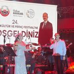 Tosya’da festival gecesine Başkan Kavaklıgil damga vurdu: Sahneye çıkıp şarkı söyledi