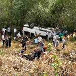 Yolcu minibüsü şarampole devrildi: 4 kişi hayatını kaybetti