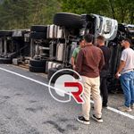 Kastamonu yolunda odun yüklü tır devrildi: 1 yaralı