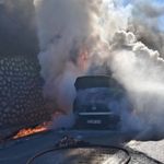 Yolda korkutan yangın! Kamyonet kullanılamaz hale geldi