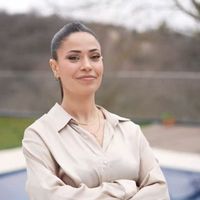 Ece Aydınak Kimdir?